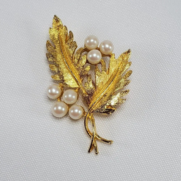 Vintage Dubarry Fifth Ave Brooch Gold Tone Pin Faux Pearl Leaf Signed DBA - Picture 1 of 7